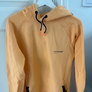 Tröja från c’est normal - Hoodie från  c’est normal i storlek S Nypris runt 1000 kr. 