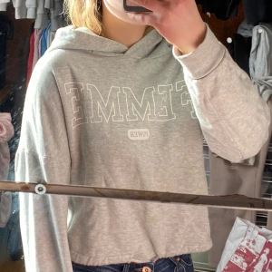 Hoddie  - Hej säljer min hoddie för den inte kommer till användning hör av dig vid frågor💕🌸😊