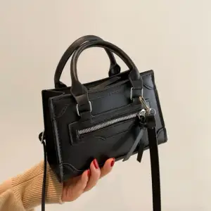 Snygg och elegant väska, praktisk storlek och förvaring. Vardags saker får plats i väskan tex som mobil parfym mm, du kan göra den till en handväska men även en armväska. 