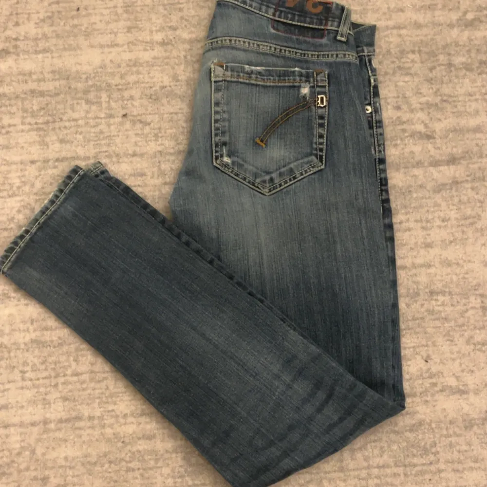 Ett par sköna Dondup jeans som e slimfit och sitter i storlek 34, nypris 3499kr. Däremot är jeansen relativt liten in storlek så passar 31, 32 och kanske 33 också skulle jag säga.  Säljer för 829kr, bara att höra av sig vid frågor!. Jeans & Byxor.