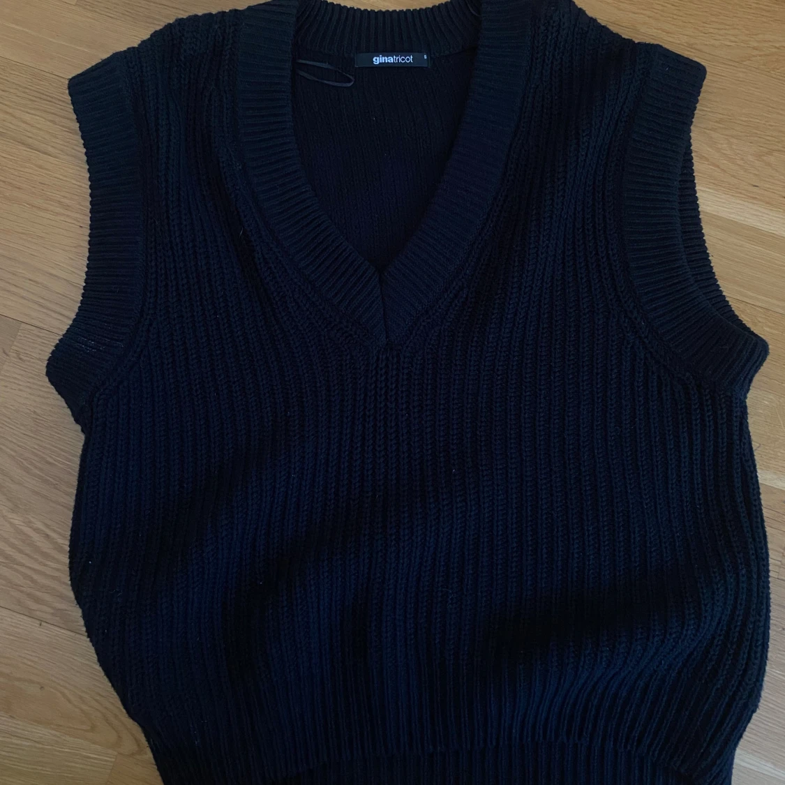 Svart kabelstickad väste - 90