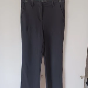 Kostymbyxor  - Ett par helt nya raka kostymbyxor från vero moda🎀Används vid ett tillfälle och inga defekter🌷Köpta för 300 och säljer för 100💕