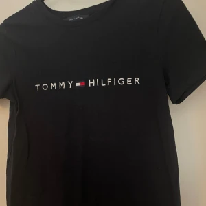 T-shirt  - Snygg t-shirt Tommy hilfiger som går till både tjej och kille använd få tal gånger. 