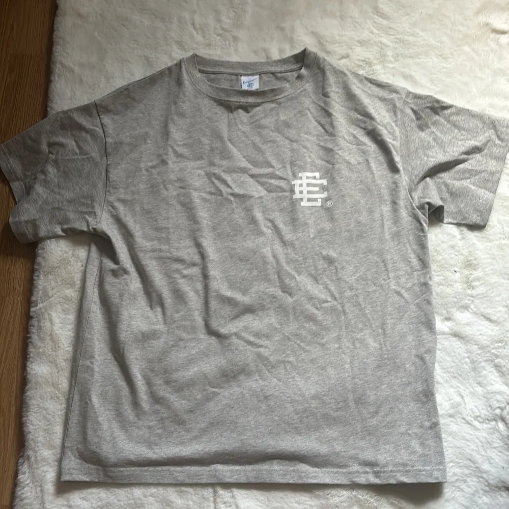 Aldrig använd Eric Emanuel T-shirt storlek L, passar L. Säljes pga används inte. Digitalt kvitto finns. T-shirts.
