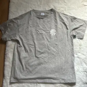 Aldrig använd Eric Emanuel T-shirt storlek L, passar L. Säljes pga används inte. Digitalt kvitto finns