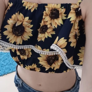 Fin solros topp🌻 - En solros tröja från Shein,använder inte längre . Står inte storlek men tror 140. Kan nog vara en snygg topp. Bra skick,kontakta innan köp.