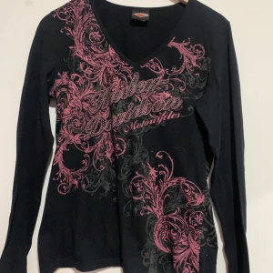 harley davidson tröja  - tröjan är i storleken L och några av diamanterna på tröjan har ramlat av men de är inget man märker kom privat för fler bilder ❗️möts bara upp ❗️