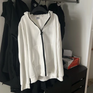 CP company - Denna tröja har ändast använts vid prövning när jag fick hem den, den kändes för stor och är i storlek M  Kan du diskutera runt priset