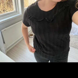 Svart topp med broderier - Sjukt fin topp ifrån Kappahl som har broderier!! Passar både till och festligare tillfällen 🥂 Storlek L men skulle säga att den passar en S/M mer🥰🥰