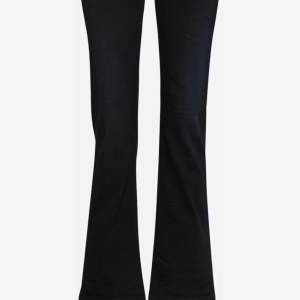 Svarta jeans från LTB!😽🖤 inga defekter och säljer för jag råkade köpa för stor storlek😽🥹 köpta för 915kr