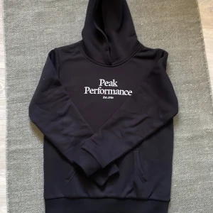 Peak Performance Huvtröja - Jätte bra skick, inga hål eller fläckar, bara andvänd en gång. Säljer den för den är för liten för mig.