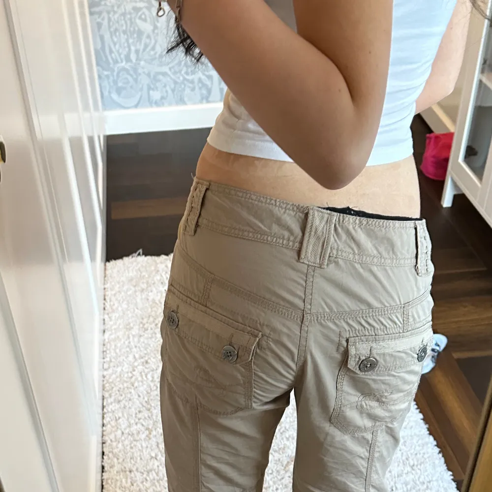 Skitsnygga lågmidjade  vintage  baggy cargopants, (håller upp på bilderna då de är stora på mig) Storlek 38 men skulle nog säga att de passar en 36 också🤗 för referens är jag 172cm och har storlek 34💋. Jeans & Byxor.