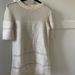 Topp/blus - En jättesöt topp från COS, perfekt till sommaren! Den är i bra skick🫶🏼 Obs frakt ingår inte! 