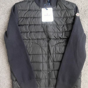 Moncler Cardigan Svart - Helt ny och nfc tag fungerar Passar L oxå    Budgivning ifrån 550kr i 24 timmar
