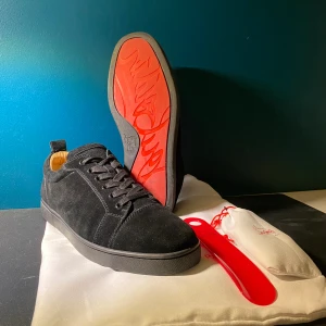 Christian Louboutin skor - Säljer Christian Louboutin skor, Louis Junior. Skick 8/10, använda där av de sänkta priset. Stolek 44 Riktigt snygga till nästan vad som helst, dunder till sommarn. 🤩