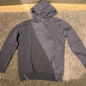 Grå/blå hoodie - Snygg hoodie som funkar till mycket. Lite sliten men annars bra skick. Säljer för den inte kommer till användning.