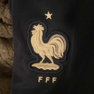 En fett Frankrike dress  - Tjo e tillbaka med nya kläder igen som ni ser jag säljer en rkt fett Frankrike tracksuit som inte passar mig längre den är storlek S i herr den passar kvinnor och herrar