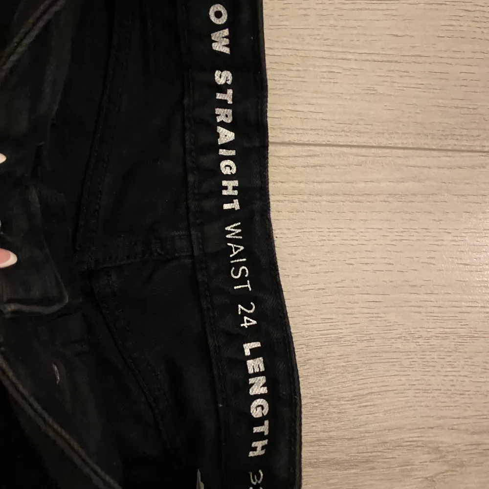 Svarta lågmidjade straight jeans från bikbok i ett bra skick✨. Jeans & Byxor.