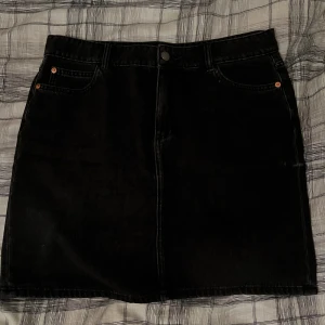 Jeanskjol - Gullig kjol i jeans från Lindex! Säljer då den tyvärr inte kommer till användning längre🤍