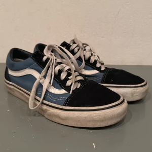 Vans - Tja! Jag säljer dom här skorna för att dom är för små för mig. Dom är i bra skick förutom att dom är lite smutsiga. Tveka inte på att höra av er om nånting🤝