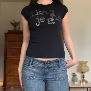 DKNY-tshirt - Vintage tight t-shirt med tryck från DKNY Jeans! 🤍