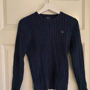 En fin marinblå tröja från gant