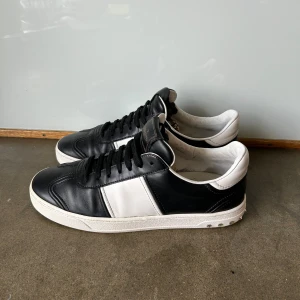 Valentino Flycrew - Hej, säljer dessa sjukt snygga Valentino Flycrews i fint skick. Alla nitar är kvar samt og tillkommer! Hör av er vid eventuella frågor eller prisförslag!