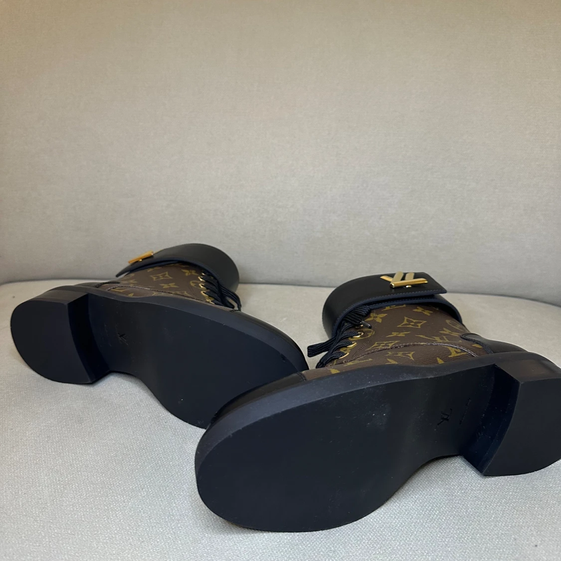 Louis Vuitton boots - 90