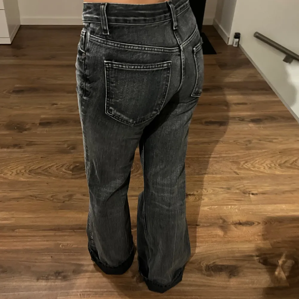 Mörkgråa jeans från Zara i storlek 34, jag är 163cm och har vikt upp dem nertill så dem är ganska långa! . Jeans & Byxor.