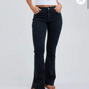 Snygga lågmidjqde jeans från bikbok, nypris 699kr säljer för 250 men priset kan absolut diskuteras vid snabb affär
