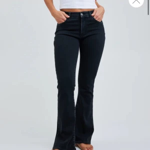 Low waist jeans - Snygga lågmidjqde jeans från bikbok, nypris 699kr säljer för 250 men priset kan absolut diskuteras vid snabb affär