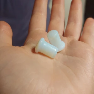 Pluggar till töjda öron  - Opalit pluggar till töjda öron. 10mm/00gauge. Gjorda i glas. Funkar för dead stretching. Har en mycket vacker färgskiftande effekt i ditekt ljus. 