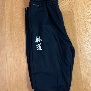 Träningsbyxor  - Träningsbyxor som är helt oanvända!! 10/10 skick🤝