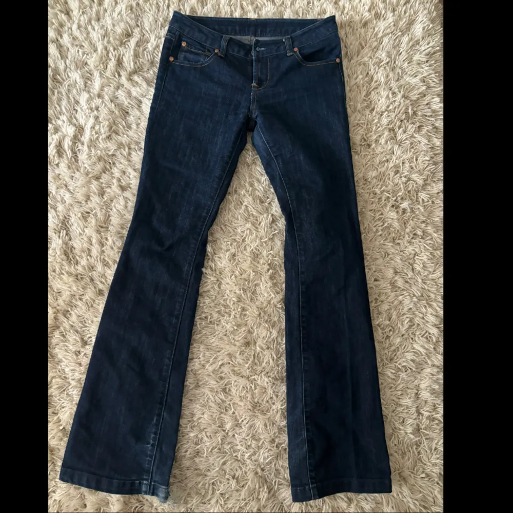 Supersnygga lowwaist jeans mörkblå. Slitna längst ner där bak men väldigt långa så jag som är 165 hade lätt kunnat sy upp de o ta bort defekten!. Jeans & Byxor.