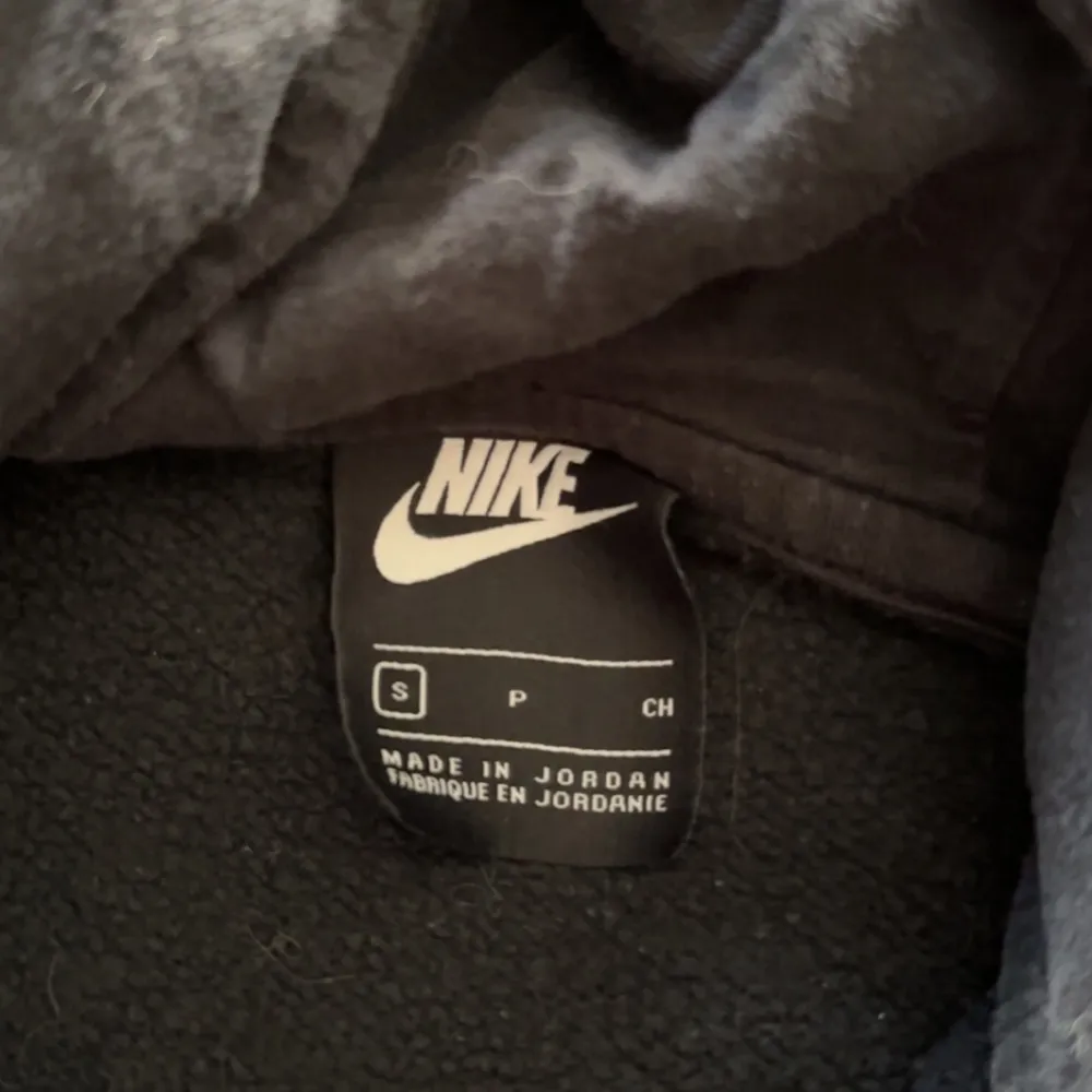 En Nike zip som är lite för stor för mig därför säljer jag de. Använd få gånger, pris går att diskutera! Storlek S. Hoodies.