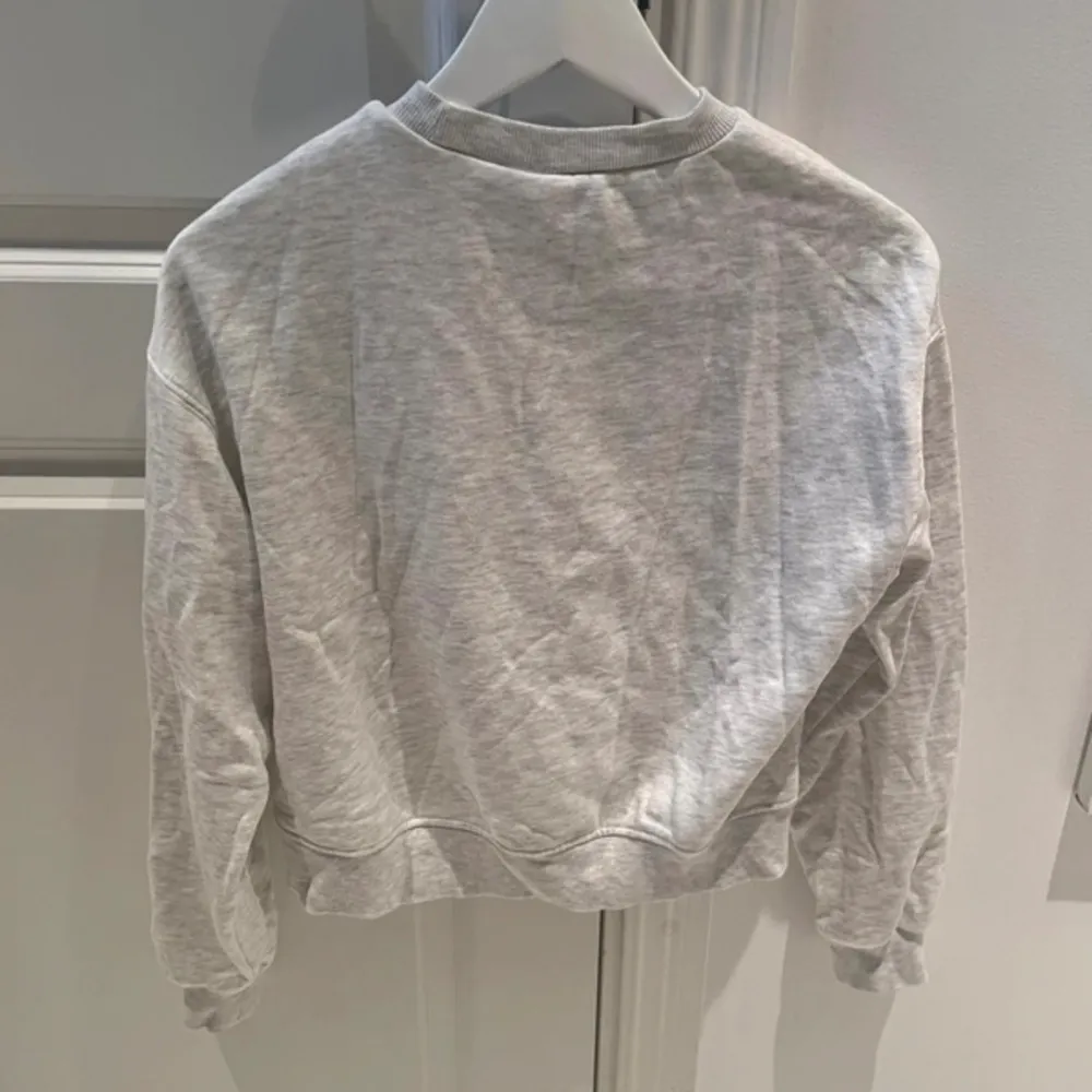 Ljusgrå sweatshirt i storlek XXS. Nypris 129kr från H&M, oanvänd. . Tröjor & Koftor.