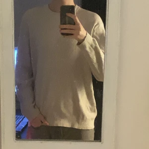 Ribbstickad tröja  - Fin Ribbstickad vit tröja från H&M. Knappt använd och i mycket god kondition utan defekter. Storlek är M men eftersom tröjan är rätt så oversized skulle jag säga att den passar mer dig som är L eller XL. Tveka inte med frågor!