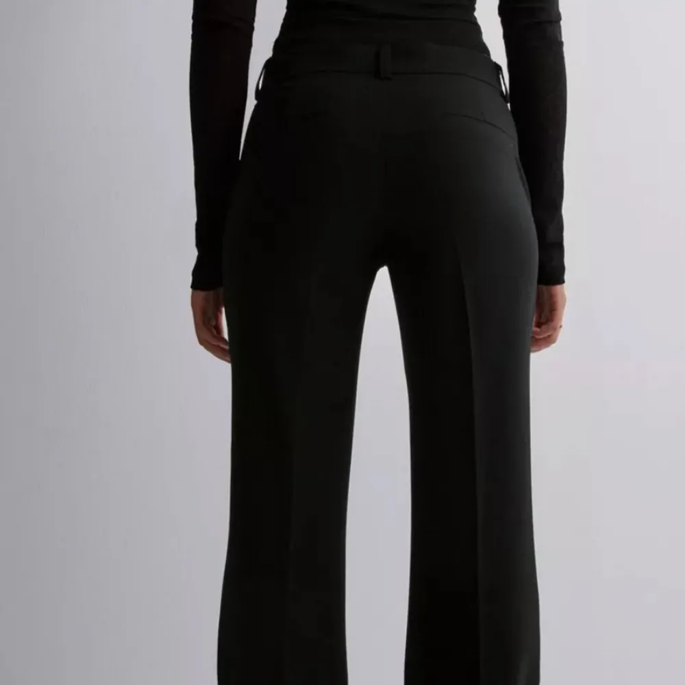 Snygga lågmidjade kostymbyxor storlek xs aldrig använt eftersom de för stora på mig, ordinarie pris 399kr . Jeans & Byxor.