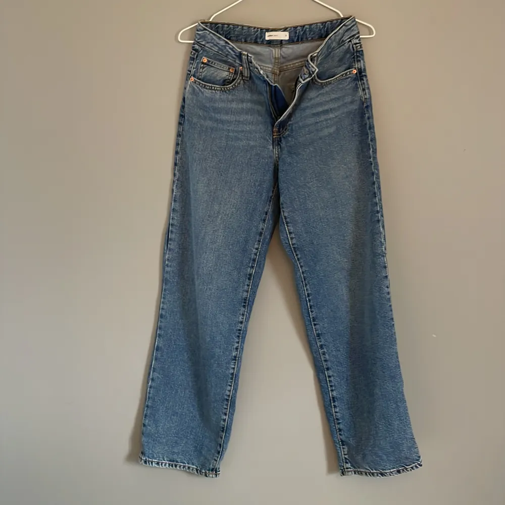 Storlkek 32, från Gina Tricot jeansen är i style baggy . Jeans & Byxor.