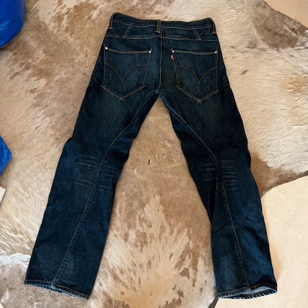 Mid waist Vintage Levis i herrmodell. Storlek 30 men skulle säga att beroende på hur man vill att de sitter så kan de passa en XS, S & M! . Jeans & Byxor.
