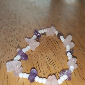 Egentillverkade armband - Ja börjat sälja armband för att hjälpa min familj i ekonomin. detta är armband med bra kvalitet.Dom två första armbanden finns i flera olika typer av stilar, färger med olika stenar så man kan välja själv. 30kr/st dom andra finns i alla färger 5kr/st