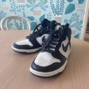 Nike sneakers  ( tryck inte på köp nu) <3 - Super snygga och trendiga Nike sneakers Nästan helt oanvända. Köpta för 2999kr. Säljer dem för att jag inte använder de. Några små fläckar som går bort med vatten. Du kan skriva om du vill att jag tvättar bort det innan jag skickar dem <3 