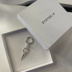 Syster P örhänge  - Superfint helt oanvändt örhänge från syster P💗