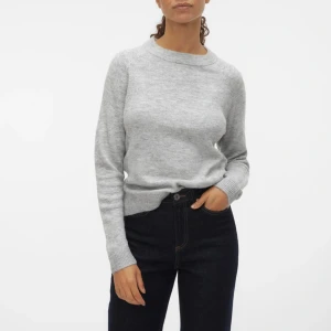 Vero Moda stickad  - Grå stickad tröja från vero moda, väl andvänd för av lite nopprig ❤️