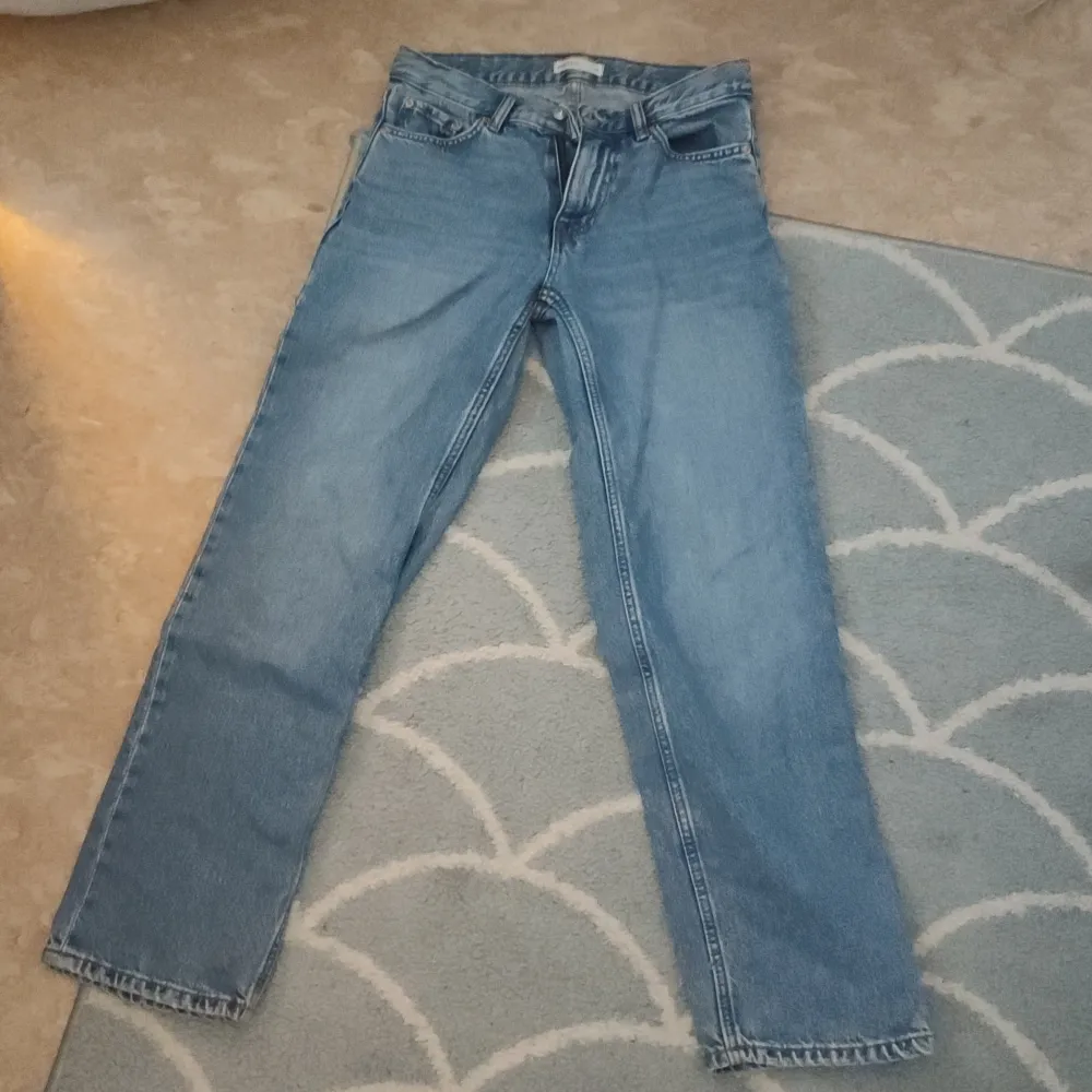 Perfekt jeans från Gina Tricot, straight fit. Jag kan tyvärr inte visa på eftersom att de inte längre passar. Använda få gånger, men i fint skick. Storlek 34 petit, passar ungefär 160cm och neråt🥰De skulle dock behöva strykas. Köpta för 400kr. Jeans & Byxor.