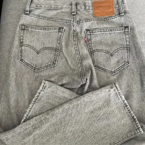 Levis jeans - Raka grå Levis byxor W29 L30 i bra skick. Pris kan diskuteras! 😊