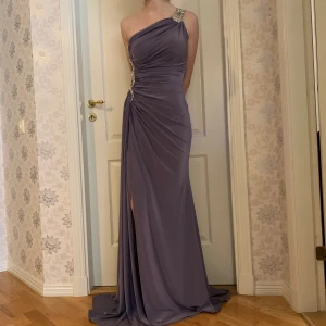 Aftonklänning - Dramatisk lila långklänning med inbyggd bodice så kan bäras med eller utan bh💜. Jag är 170 cm. Klänningen är strl S men tyget är väldigt stretchigt. Inga defekter. Skriv för fler bilder eller frågor💜