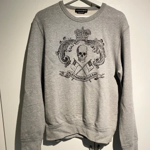 Alexander McQueen crewneck - Hej, säljer en snygg sweatshirt från designer märket Alexander McQueen med den klassiska döskallen. Nypris över 5000kr. Sparsamt använd, haft den Max 5 gånger. Perfekt i vardagen, casual och stilren. Pris kan diskuteras. Hör av dig vid intresse! 