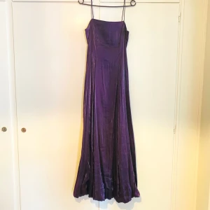 Mörklila balklänning  - Vacker balklänning med fyrkantig urringning och spagettistraps  90-tal Dragkedja i ryggen  Superfint skick