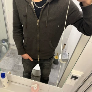 Burberry zip hoodie - Burberry zip, storlek M  Äkta. Skick 9,5/10 Nypris ca 6000kr Mitt pris 1799 PRIS GÅR ATT DISKUTERA 